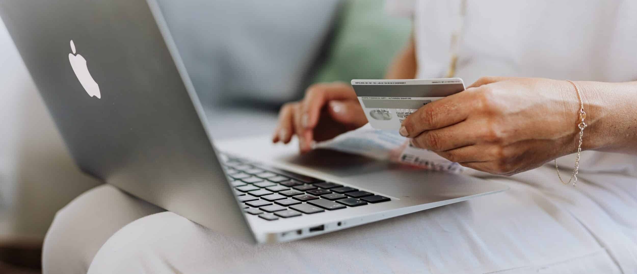 A person paying her shopping bills with credit card which is one of the major disadvantages of ecommerce that falls into frauds.